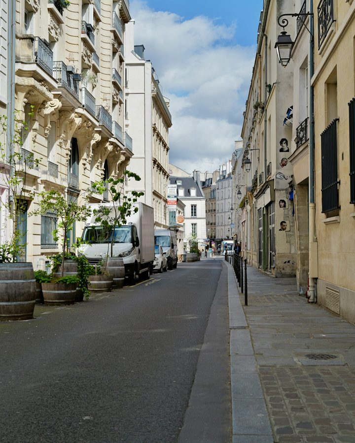 Rue française avec un camion de livraison