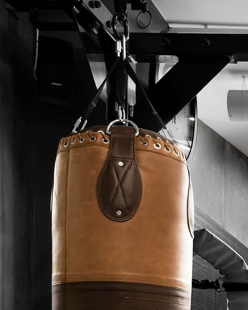 Sac de frappe en cuir suspendu par une chaîne et un émerillon