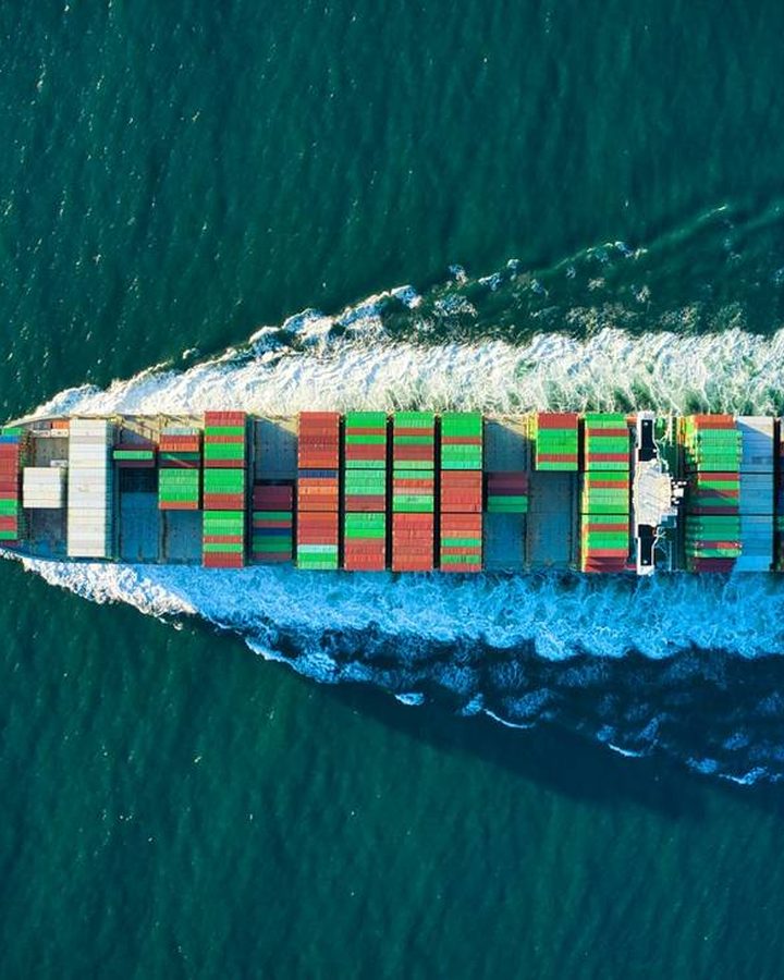 Porte-conteneurs en pleine mer