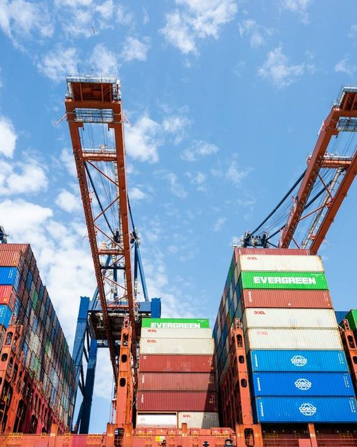 Conteneurs et grues sur un terminal