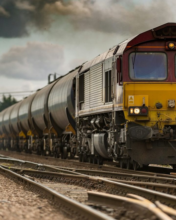 Train de marchandises sur les rails