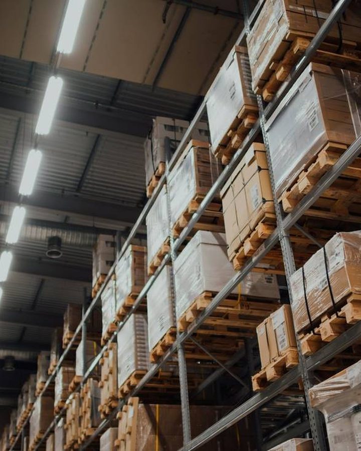 Entrepôt avec des cartons sur des étagères