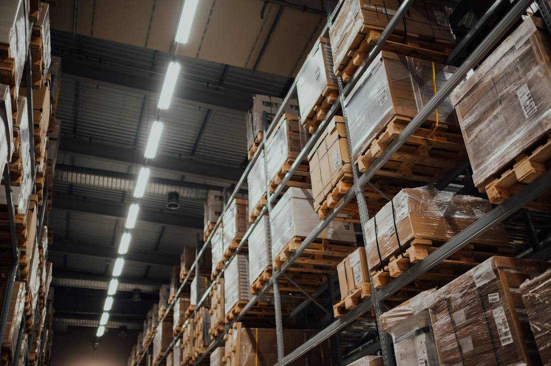 Cartons dans un entrepôt